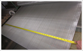 我公司可以生产0.1米--6米不锈钢宽幅网,采用316、304L、304、302、2520、2080的不锈钢丝及或镍丝为原料编织而成。产品：不锈钢宽幅网材质:SUS302、304、316、304L、3
