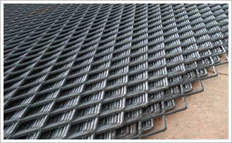重型钢板网又名防眩网、金属扩张网、拉伸网、铁板网、冲孔网等。是金属板材经过特种机械的冲压、拉伸后，形成具有网孔的片状物体。