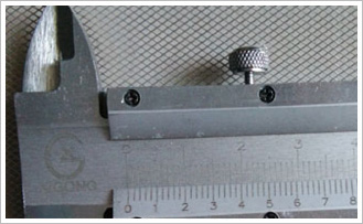 小型钢板网是一种可以分左右（或上下）两个带有弯度的金属条组成，由于具有轻量型、补强性能、网眼连接均匀、施工方便、黏着力强、防震、防裂的特点。材料：普通卷板、镀锌板、铝板、铜板、钛板、镍板。制造：机械冲
