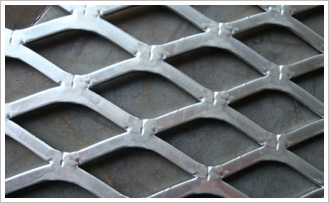 材料：可分为普通碳钢板、不锈钢板、铁板、铜板、铝板、镍板等。特点：在冲拉后被轧平的钢板网，其网面平整、光滑，轧平过后通常会减少钢板网表面粗糙度。加工处理：在生产出钢板网后，可以对其进行后续加工处理，如