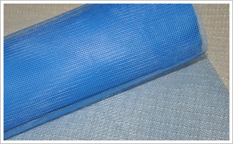 尼龙窗纱材质：低压高密度聚乙烯(5000S)丝。尼龙窗纱编织及特点：平织而成，具有重量轻，美观大方，耐酸碱，抗腐蚀，透风，易清洁，质轻，价廉等优点．尼龙窗纱颜色：各种颜色，常见的为白色，蓝色，绿色。尼